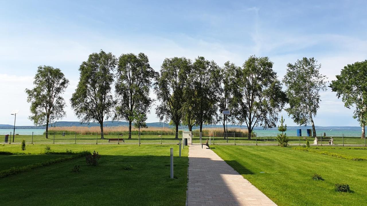 Lelle Resort B20 Balatonlelle Bagian luar foto