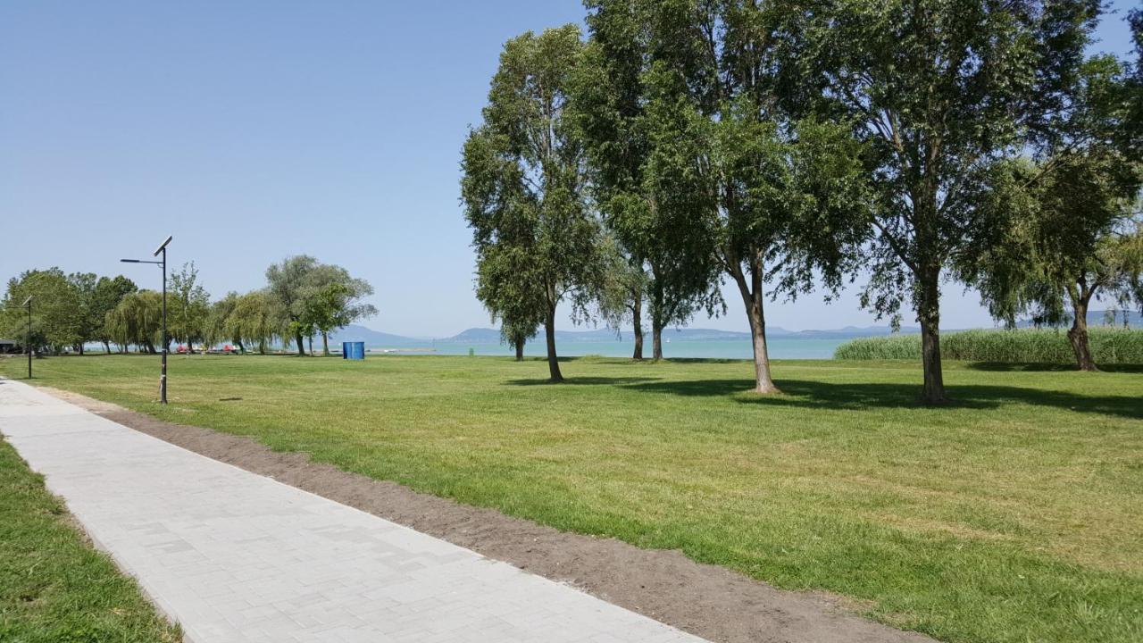 Lelle Resort B20 Balatonlelle Bagian luar foto