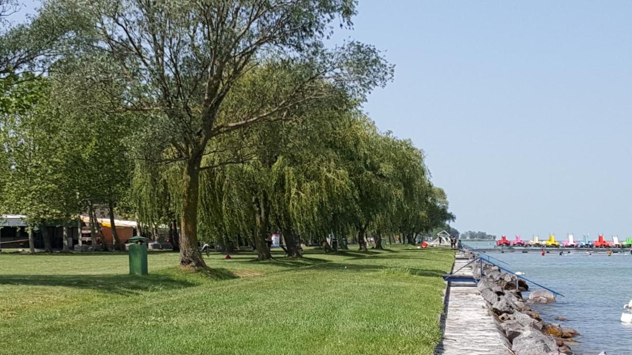 Lelle Resort B20 Balatonlelle Bagian luar foto