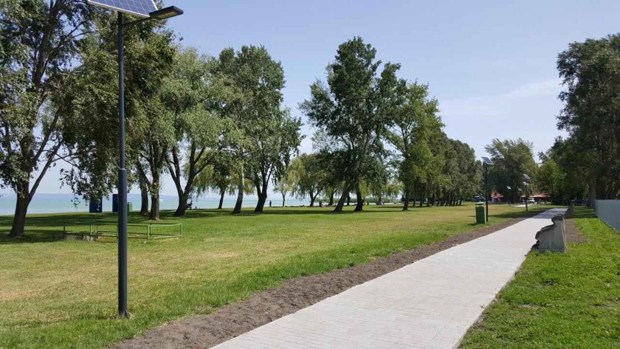 Lelle Resort B20 Balatonlelle Bagian luar foto