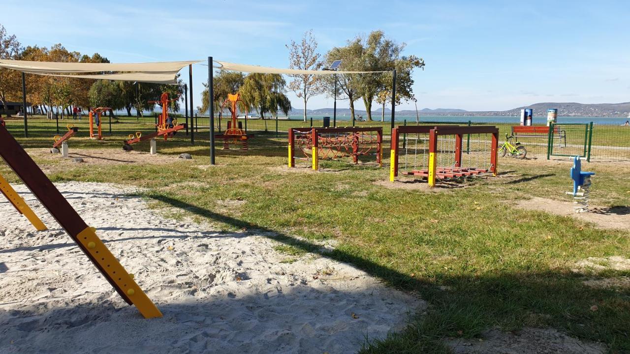 Lelle Resort B20 Balatonlelle Bagian luar foto