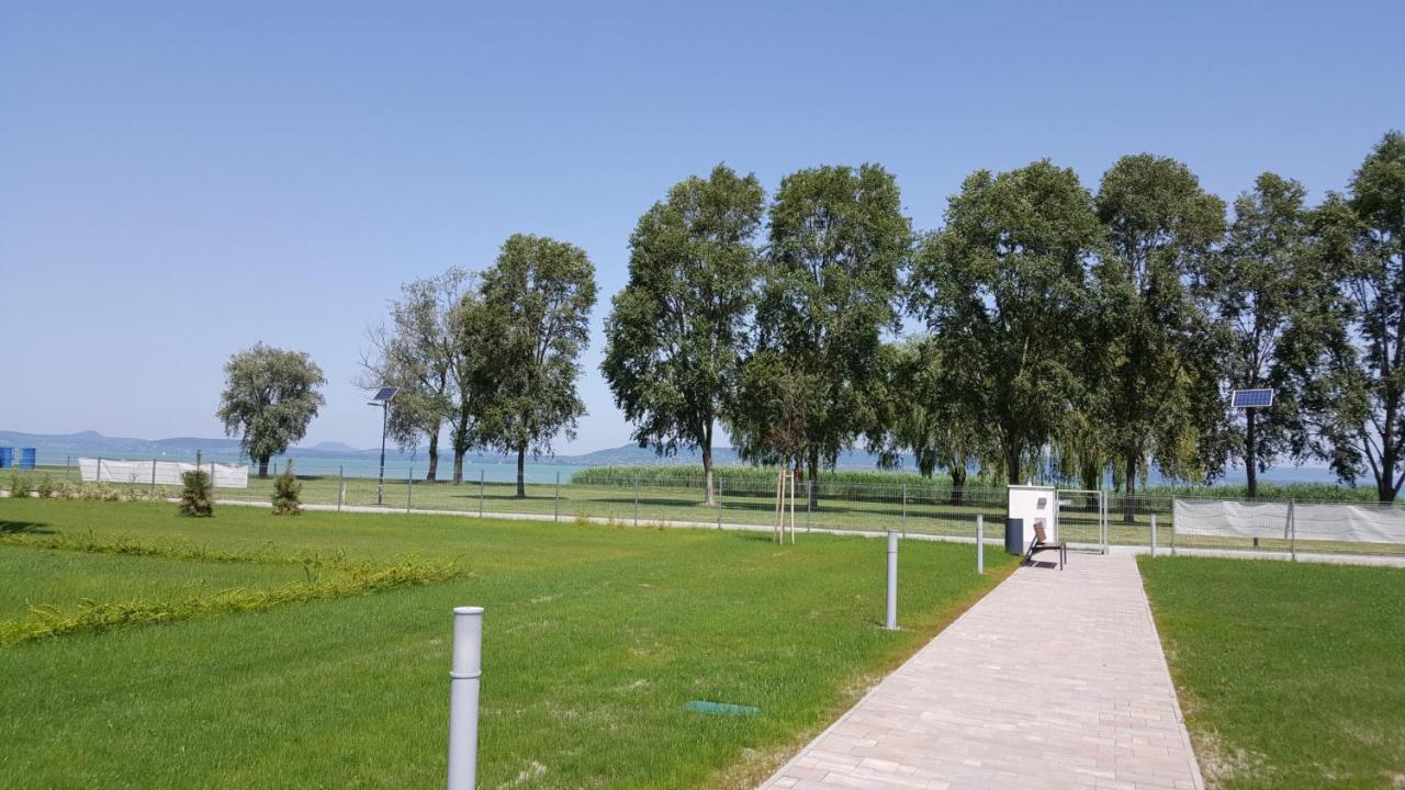 Lelle Resort B20 Balatonlelle Bagian luar foto