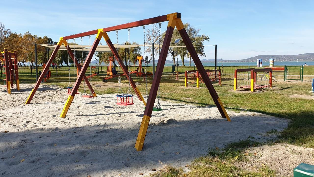 Lelle Resort B20 Balatonlelle Bagian luar foto